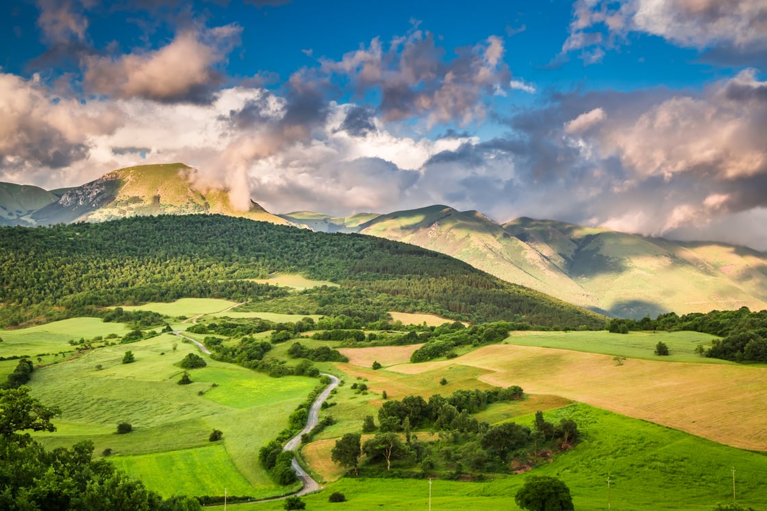 breathtaking-mountain-view-in-umbria-italy-2023-11-27-05-10-50-utc